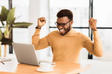 Şanslı Kazanan. Mutlu afro adam online bahis oyununu kutluyor, iyi haberler alıyor. Boş boşluk