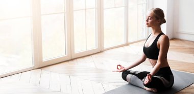 Yogacı kız, gözleri kapalı nilüferde oturuyor yoga stüdyosunda meditasyon yapıyor, stres yok, fotokopi çekiyor.