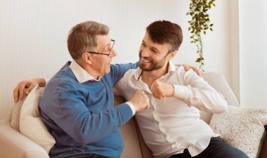 Yetişkin oğul ve yaşlı baba evdeki koltukta oturan yumrukları yumrukluyor. Üst düzey ailelerle ilişki. Seçici Odaklanma