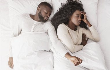 Rahat uyuyamıyorum. Afrikalı kadın uyuyamıyor çünkü erkek arkadaşı yatağın her tarafına yayılmış.