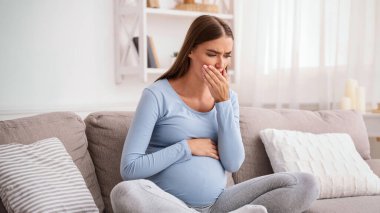 Sabah Hastalığı. Hamile Kız Hasta Hissediyor Ağzı Dokunuyor Kapalı Koltukta Oturuyor. Metin için Boşluk