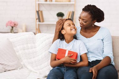 Afrikalı Çocuk Hediye Kutusu, Annesiyle koltukta oturmak, Tatili kutlamak. Boşluğu kopyala