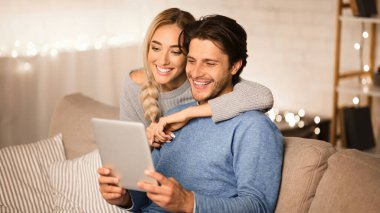 Mutlu eşler Noel hediyelerini tabletle sipariş eder, kış akşamını birlikte geçirirler, boş alan olur.