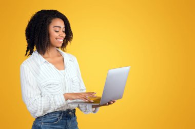 Bilgi aranıyor. Mutlu siyah kadın dizüstü bilgisayar kullanıyor, internetten otel odasını seçiyor, biletleri ayırtıyor.