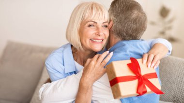 Mutlu eş hediye olarak kocaya sarılıyor, doğum günü hediyesine şükrediyor.