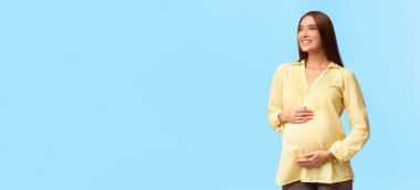 Hamilelik. Gülümseyen Bekleyen Kadın Hamile Göbeğine Dokunarak Beyaz Stüdyo Arkaplanındaki Boşluk Pozisyonuna Bakıyor