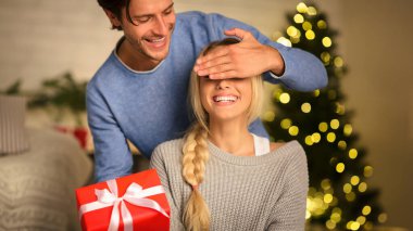 Xmas sürprizi. Sevgili koca, karısına Noel hediyesi veriyor, kış akşamının tadını çıkarıyor.