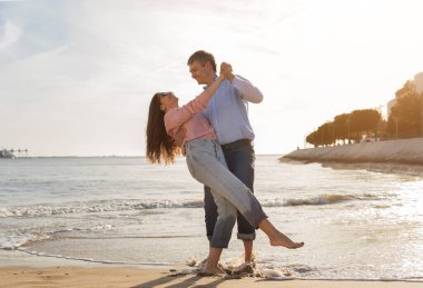 Bir çift kumsalda romantik bir danstan zevk alır, güneş batarken el ele tutuşurlar. Dalgalar nazikçe ayaklarının altında dolaşarak sevgi ve neşe dolu huzurlu bir atmosfer yaratıyor..
