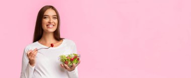 Hamilelik diyeti. Neşeli Bekleyen Bayan Bowl 'dan Sebze Yiyen Salata Beyaz Stüdyo Arkaplanının Üzerinde Durmakta. Panorama, Boşluk