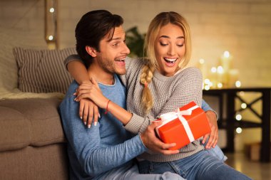 Genç bir çift Noel 'i evde kutluyor. Şaşırtıcı bir adam.