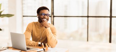 Rahatlama zamanı. Kulaklıklı tatmin olmuş afro adam ofiste müzik dinliyor, yan bakıyor, boş yer var.