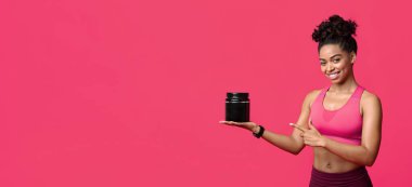 Afrika 'nın neşeli fitness modeli yüksek kaliteli protein, spor gıda konsepti, kopyalama alanı öneriyor