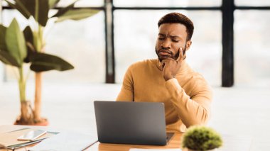 Çevrimiçi Eğitim. Bilgisayarı kullanarak medyayı izleyen konsantre afro öğrenci. Panorama, boşluğu kopyala