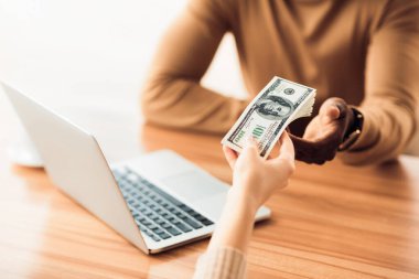 Rüşvet Konsepti. Yozlaşmış, tanınmayan Afrikalı iş adamı ortağından para alıyor. Boşluğu kopyala