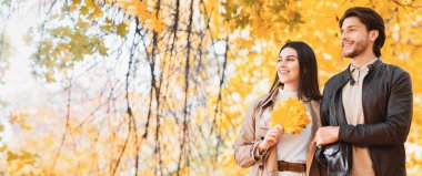 Altın Orman ve Panorama 'da kısa bir yürüyüş yaparken fotokopi alanına bakan ilginç genç çift