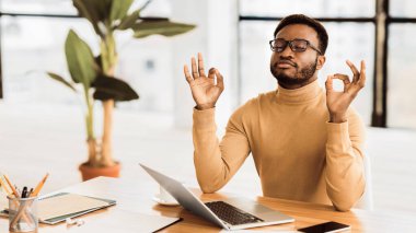 Stres Yönetimi. Afrikalı öğrenci meditasyon yapıyor, dizüstü bilgisayarda çalışıyor, son teslim tarihini kaçırıyor. Panorama, boş alan