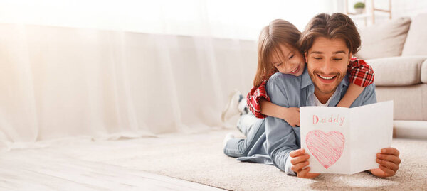 Emocional Padre Leyendo Saludo Tarjeta Hecha Mismo Mientras Une Con — Foto de Stock