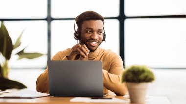 Yardım Hattı Destek Servisi. Çağrı merkezinde, panoramada, kopyalama alanında çalışan siyah operatör