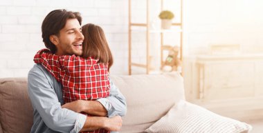 Duygusal baba küçük kızına sarılıyor, Babalar Günü 'yle selamlaştığı için minnettar, ev içi, fotokopi odası.