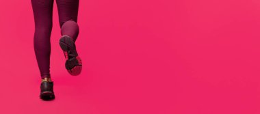 Kırmızı zemin üzerinde koşarken koşan siyah kadın bacakları kesilmiş, boşluk