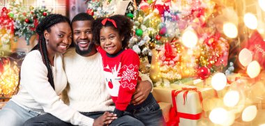 Mutlu Noeller ve mutlu Noeller. Xmas 'ın içinde poz veren Afro-Amerikan ailesinin neşeli portresi.