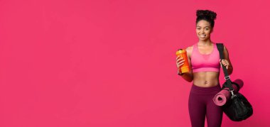 Spor çantalı, paspaslı ve sallanan sağlıklı yaşam tarzından hoşlanan mutlu fitness Afrikalı kız portresi