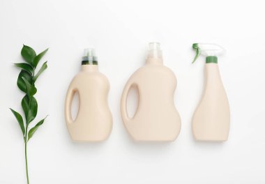 Sahte ambalajlı şişeler, beyaz arka planda temizlik deterjanı. Temizlik aletleri, temizlik.