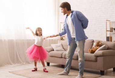 Neşeli baba ve küçük prenses kız evde vals yapıyor, hadi top oynayalım, kopyalayalım.