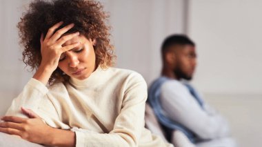 Hüsrana uğramış afro bir çift ilişki yanlış anlaşıyor, birbirleriyle konuşmaktan kaçınıyorlar, kanepede oturuyorlar.