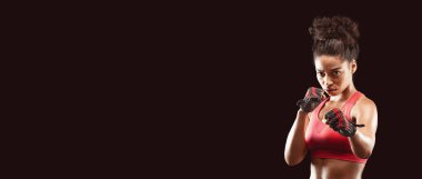 Eğitim sırasında eldiven giyen güzel siyah atletik kadın portresi. Kadın dövüş sanatları.