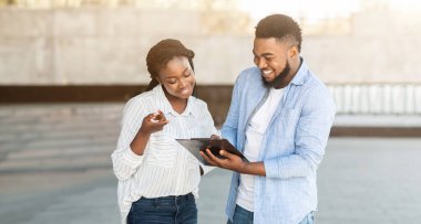 Sosyal Araştırmalar Konsepti. Siyahi milenyum adamı, dışarıdaki kadın muhabirin anketine fotokopi alanıyla cevap veriyor.