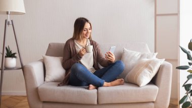 Görüntülü arama. Kahveli neşeli genç bir kadın arkadaşlarıyla telefonda konuşuyor, panorama.