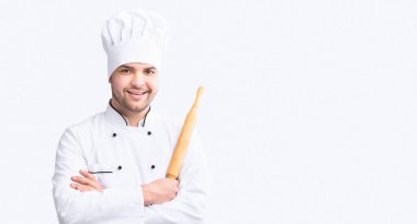 Beyaz Stüdyo Arkaplanında Duran Kameraya Gülümseyen Güler Yüzlü Fırıncı Pough Pin Tutuyor. Pasta tarifleri. Panorama.