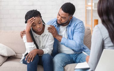 Sevgili kocası psikoterapi seansında karısını destekliyor.