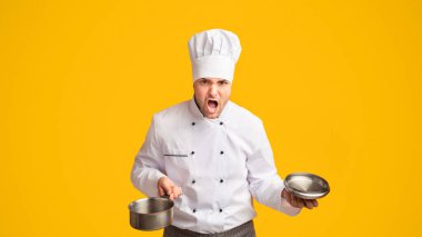 Mutfak Başarısızlığı. Kızgın Aşçı Adam Sarı Stüdyo Arkaplanında Duran Tencere Bağırıyor. Panorama