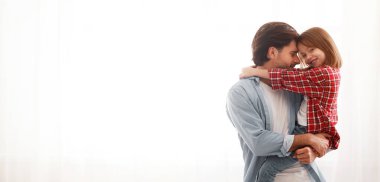 Sevgi dolu baba ve kız büyük pencerenin üzerinde poz veriyorlar, boşluğu kopyala