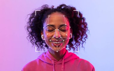 Kablosuz kulaklık takarken gülümseyen kıvırcık saçlı genç bir zenci kadın ve canlı bir arkaplan karşısında yüz tanıma teknolojisi..