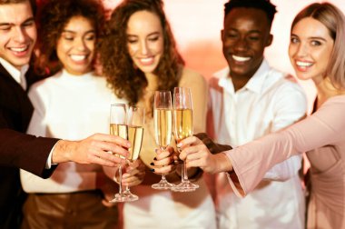 Noel 'i kutluyoruz. Neşeli meslektaşlar kadehleri tokuşturup şampanyayla kadeh kaldırıyor.