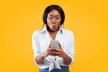 Pembe Arkaplanda Duran Arkadaşlarla Cep Telefonu Sohbeti Kullanan Afro Kadın Şaşırdı. Stüdyo Çekimi