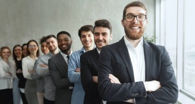 Çapraz silahlarla poz veren genç iş adamları, patronla birlikte iş adamları.