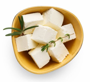 Beyaz peynir küpleri ve kekik seramik kase beyaz arka planda, üstten görünüm