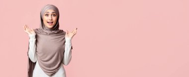 Hadi canım. Şaşırmış Müslüman kız şaşkınlık içinde ellerini kaldırıyor, pembe arka plan, boş uzay üzerindeki iyi haberlere duygusal tepki veriyor.