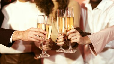 Şirket Partisi. Kapalı Kapılar Arasında Bayram Kutlaması yapan Tanınmayan Genç İnsanlar. Kırpılmış, Panorama, Seçici Odaklanma