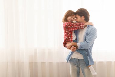 Sevgi dolu baba ve kız büyük pencerenin üzerinde poz veriyorlar, boşluğu kopyala