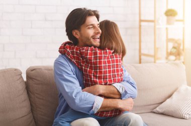 Duygusal baba küçük kızına sarılıyor, Babalar Günü 'yle selamlaştığı için minnettar, ev içi, fotokopi odası.