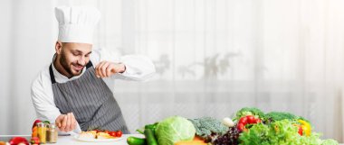 Balık Pişiriyorum. Erkek Aşçı Kızarmış Somon Bifteği Mutfakta duruyor. Seçici Odaklanma