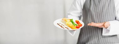 Restoran mutfağında ızgara somon bifteği servis edilen tanınmamış şef tabağı. Kırpılmış, Seçici Odaklanma