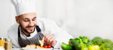 Balık Pişiriyorum. Profesyonel Aşçı Adam Somon Tabağı Hazırlama Yemeği Restoran Mutfağında duruyor. Seçici Odaklanma