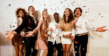 Parti havası. Milenyum öğrencileri, Beyaz Duvar 'a karşı eğlenerek ayakta duran konfeti yağmuruna tutuldu.