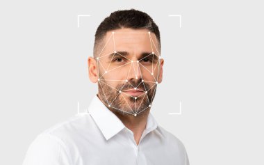Yüzünde yüz tanıma teknolojisiyle açık gri bir arka planın önünde duran bir adam..